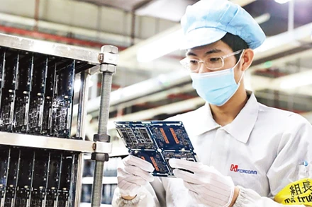 Công nhân Công ty Fuhong, Khu công nghiệp Quang Châu (Bắc Giang) trở lại làm việc sau thời gian chống dịch Covid-19. 