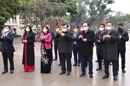 Các đồng chí lãnh đạo thành phố Hà Nội dâng hương tại tượng đài vua Lý Thái Tổ. (Ảnh: Duy Linh)