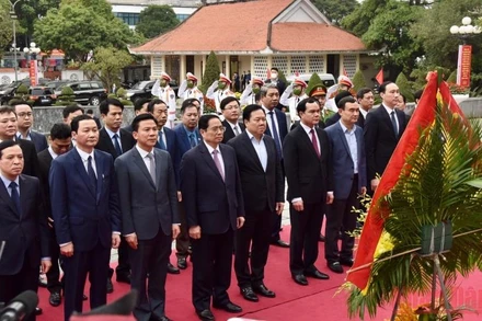 Thủ tướng thắp hương tại Khu tưởng niệm Chủ tịch Hồ Chí Minh. (Ảnh: Trần Hải)