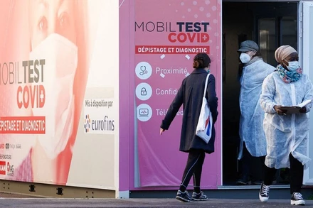 Xét nghiệm Covid-19 lưu động ở Paris, Pháp, ngày 31/12/2021. (Ảnh: REUTERS)