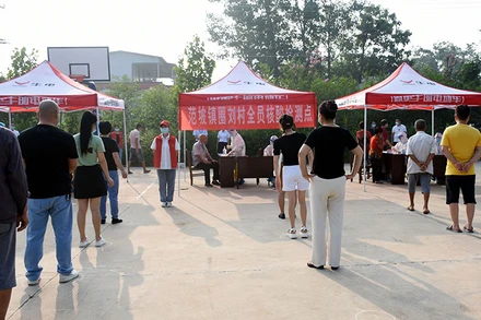 Xét nghiệm Covid-19 tại thị trấn Phạm Ba, thành phố Vũ Châu. (Ảnh: sohu.com)