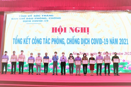 Tặng Bằng khen của UBND tỉnh Sóc Trăng cho các tập thể, cá nhân có thành tích xuất sắc trong công tác phòng, chống Covid-19.