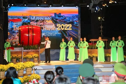 Nghi thức đánh trống khai mạc Chợ hoa Xuân “Trên bến dưới thuyền”.