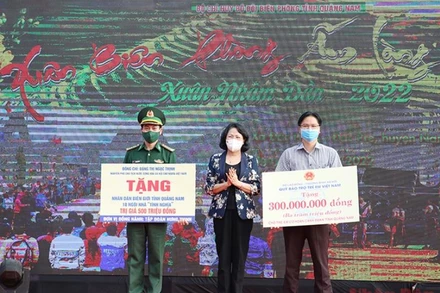 Đồng chí Đặng Thị Ngọc Thịnh trao bảng biểu trưng học bổng và nhà tình nghĩa tặng nhân dân biên giới tỉnh Quảng Nam.