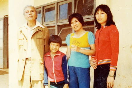 Nhà thơ Quang Dũng chụp cùng con gái Bùi Phương Hạ (ngoài cùng bên phải) tại Lâm Đồng năm 1983