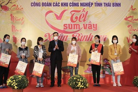 Bí thư Tỉnh ủy Thái Bình Ngô Đông Hải trao quà Tết cho công nhân lao động Công ty Trách nhiệm hữu hạn TAV.