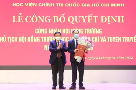 GS,TS. Nguyễn Xuân Thắng, Ủy viên Bộ Chính trị, Giám đốc Học viện Chính trị quốc gia Hồ Chí Minh, Chủ tịch Hội đồng lý luận Trung ương, chúc mừng PGS,TS. Mai Đức Ngọc, Chủ tịch Hội đồng trường Học viện Báo chí và Tuyên truyền nhiệm kỳ 2021-2026 (Ảnh: AJC).