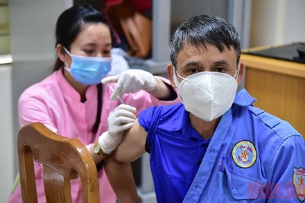 Người dân Hà Nội tiêm vaccine liều tăng cường. (Ảnh: THÀNH ĐẠT)