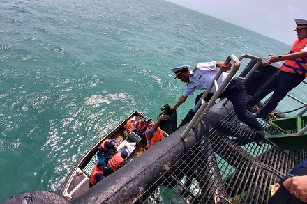 Chiến sĩ tàu Trường Sa 19 cấp hàng Tết cho cán bộ, chiến sĩ Nhà giàn DK1/10.