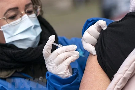 Nhân viên y tế tiêm vaccine phòng COVID-19 cho người dân tại Trelleborg, miền Nam Thuỵ Điển. (Ảnh: AFP/TTXVN)