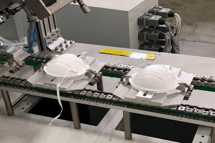 Khẩu trang được sản xuất tại United Safety Tech, một công ty khởi nghiệp đang sẵn sàng mở nhà máy sản xuất khẩu trang N95 mới ở California, Mỹ. (Ảnh: Reuters)