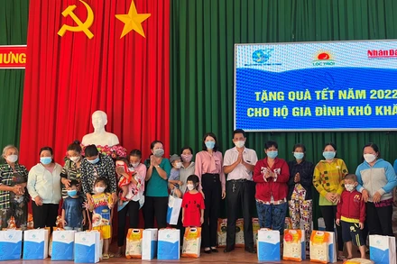 Đại diện Cơ quan Thường trực Báo Nhân Dân tại TP Cần Thơ tặng quà Tết tại thị xã Tân Châu.