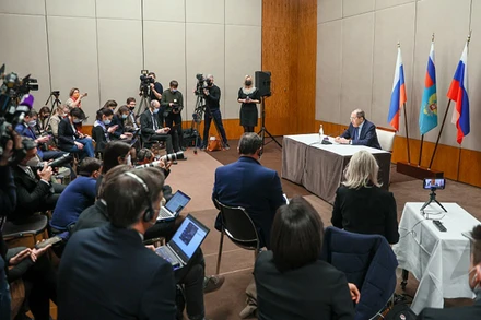 Bộ trưởng Ngoại giao Nga Sergei Lavrov trả lời báo chí ngày 21/1. Ảnh: Bộ Ngoại giao Nga (mid.ru)