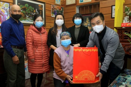 Văn phòng Thường trú Báo Nhân Dân tại tỉnh Thái Bình tặng quà Tết cho mẹ Việt Nam anh hùng Nguyễn Thị Sa ở thành phố Thái Bình.