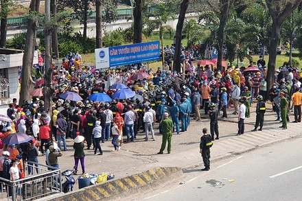 Lực lượng chức năng vận động người dân trở lại bên trong Công ty TNHH Pouchen Việt Nam.