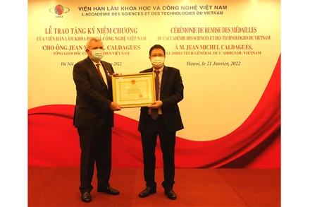 Giáo sư, Viện sĩ Châu Văn Minh, Chủ tịch Viện Hàn lâm Khoa học và Công nghệ Việt Nam trao Kỷ niệm chương cho ông Jean-Michel Caldagues.