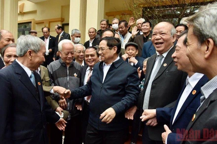 Thủ tướng Chính phủ Phạm Minh Chính và đoàn công tác của Trung ương đã thăm, chúc Tết, nói chuyện với hội viên Câu lạc bộ Hàm Rồng. 