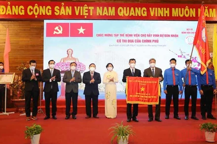 Bệnh viện Chợ Rẫy đón nhận Cờ thi đua của Chính phủ.