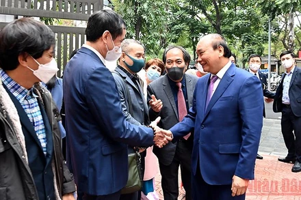 Chủ tịch nước Nguyễn Xuân Phúc với lãnh đạo Hội Nhà văn Việt Nam. 