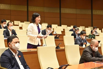 Đại biểu Quốc hội phát biểu trong phiên thảo luận về dự thảo Nghị quyết về chính sách tài khóa, tiền tệ để hỗ trợ Chương trình phục hồi và phát triển kinh tế-xã hội ngày 7/1. (Ảnh: KHOA LINH)