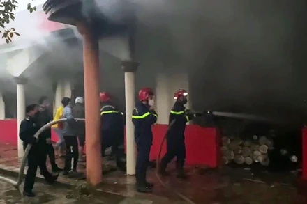 Lực lượng chuyên nghiệp phun nước, dần dập tắt đám cháy. 