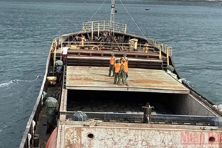 Tàu gặp sự cố trên biển.