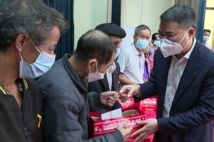 Đồng chí Lê Minh Hưng tặng quà Tết cho các gia đình chính sách tại huyện Yên Dũng.