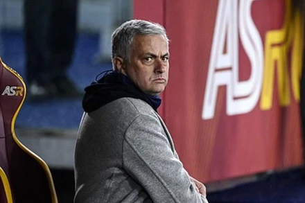 Jose Mourinho thẫn thờ sau thất bại 3-4 trước Juventus ngày 10/1. (Ảnh: WhatsNew2Day)