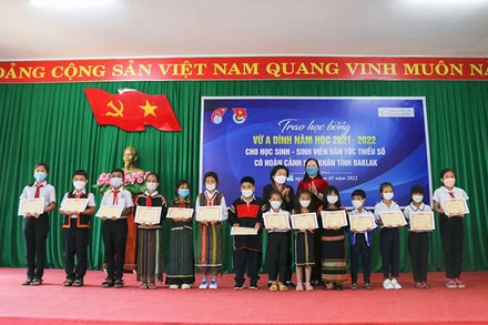 Nguyên Phó Chủ tịch nước Trương Mỹ Hoa và lãnh đạo Sở Giáo dục và Đào tạo tỉnh Đắk Lắk trao học bổng Vừ A Dính cho các em học sinh dân tộc thiểu số có thành tích học tập xuất sắc trên địa bàn tỉnh Đắk Lắk.