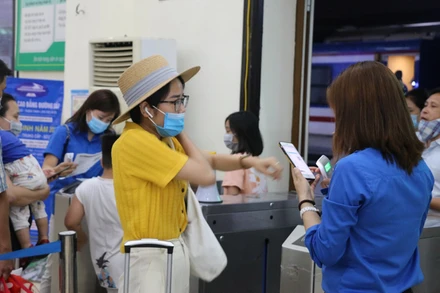 Hành khách đi tàu phải thực hiện nghiêm các biện pháp phòng dịch. (Ảnh: Tổng công ty Đường sắt Việt Nam cung cấp)