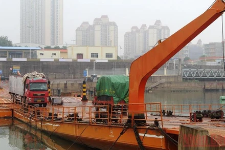 Hàng hóa được thông quan qua lối mở cầu phao Km3+4 trong sáng ngày 10/1.