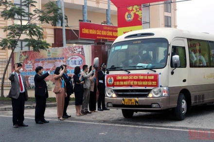 Những chuyến xe miễn phí đưa công nhân về quê đón Tết.