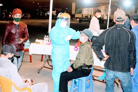 Lấy mẫu xét nghiệm Covid-19 cho người dân.