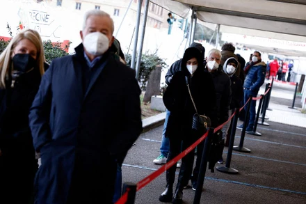 Xếp hàng chờ tiêm vaccine ngừa Covid-19 tại 1 trung tâm tiêm chủng của Hội Chữ thập đỏ đặt tại ga tàu chính Termini ở Rome, Italia, ngày 10/1/2022. (Ảnh: REUTERS)