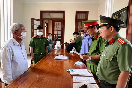 Đại diện Cơ quan Cảnh sát điều tra Công an tỉnh Đồng Nai đọc lệnh bắt bị can Lê Viết Hưng.