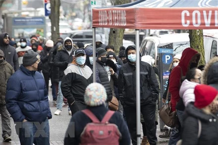 Nhân viên y tế xếp hàng chờ xét nghiệm Covid-19 tại New York, Mỹ. (Ảnh: THX/TTXVN).