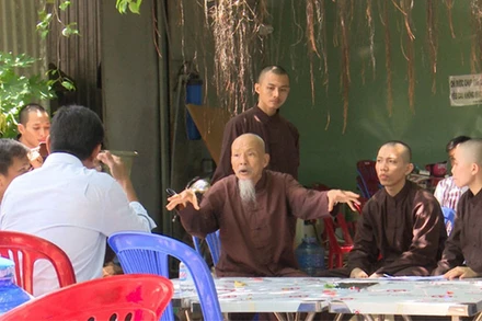 Ông Lê Tùng Vân ở Tịnh thất Bồng Lai trong lần làm việc với cơ quan công an và các ban, ngành địa phương trước đây. (Ảnh: cand.com.vn)