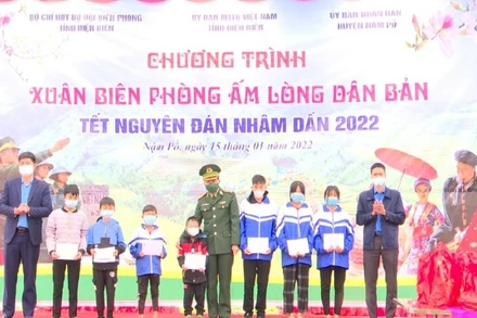 Bộ đội Biên phòng tỉnh Điện Biên trao quà tặng các cháu học sinh đang được Đồn Biên phòng Nà Hỳ chăm nuôi, hỗ trợ.