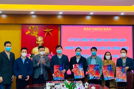 Đại diện các đơn vị trao tặng báo Xuân cho các địa phương, trường học thị xã Kỳ Anh.