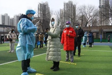 Người dân thành phố Thiên Tân xếp hàng chờ lấy mẫu xét nghiệm Covid-19. (Ảnh: Tân Hoa xã)