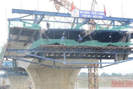 Nhà thầu huy động nhân lực triển khai thi công cầu Núi Đọ thuộc dự án cao tốc Quốc lộ 45-Nghi Sơn. (Ảnh: QUANG HƯNG)