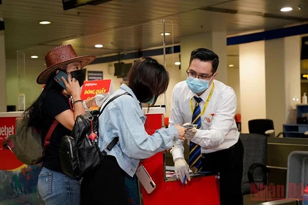 Hành khách làm thủ tục bay tại sân bay Nội Bài.