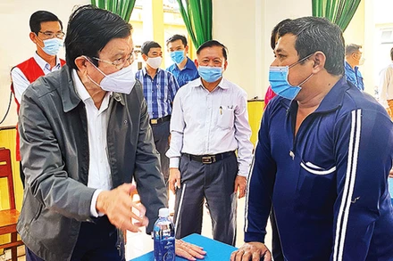 Nguyên Chủ tịch nước Trương Tấn Sang ân cần trao đổi với ngư dân tại Bình Định.