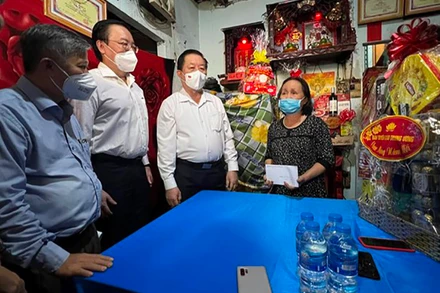 Đồng chí Nguyễn Trọng Nghĩa thăm, chúc Tết gia đình bà Triệu Lệ Anh