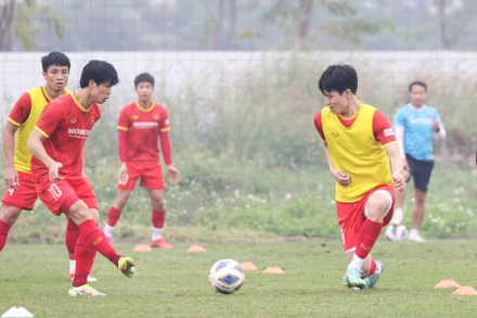 Hoàng Đức tập luyện cùng đồng đội trong buổi tập đầu năm 2022. (Ảnh: VFF)