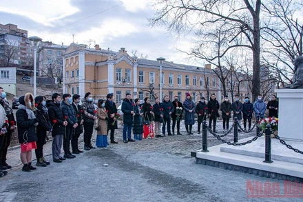 Người Việt tại tỉnh Primorye dâng hoa tại tượng đài Bác.