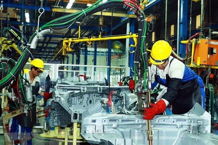 Công nhân lắp ráp ô-tô tại một nhà máy. (Ảnh minh họa: TTXVN)