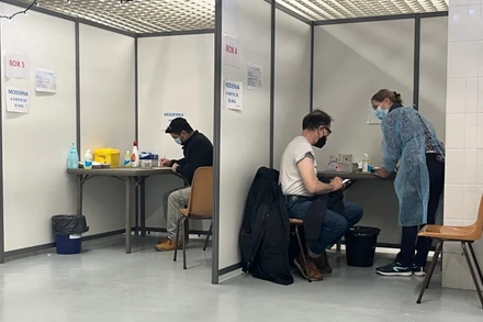 Lo ngại làn sóng biến thể Omicron, rất đông người Pháp đi tiêm vaccine trong mấy ngày qua.