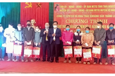 Chủ tịch UBND tỉnh Thái Nguyên Trịnh Việt Hùng và lãnh đạo Công ty cổ phần Đầu tư xây dựng và khai thác khoáng sản Thăng Long tặng quà hộ nghèo trên địa bàn xã Thần Sa.