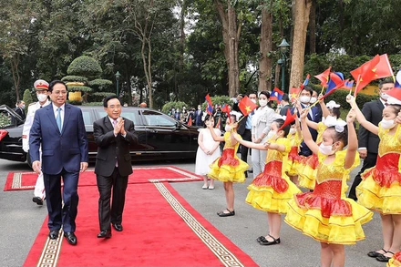 Thủ tướng Phạm Minh Chính đón Thủ tướng Lào Phankham Viphavanh. (Ảnh: TRẦN HẢI)